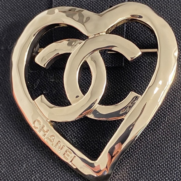 CHANEL 2022P GOLDEN TONE HEART METAL BROOCH WITH CC LOGO - Picture 5 of 16